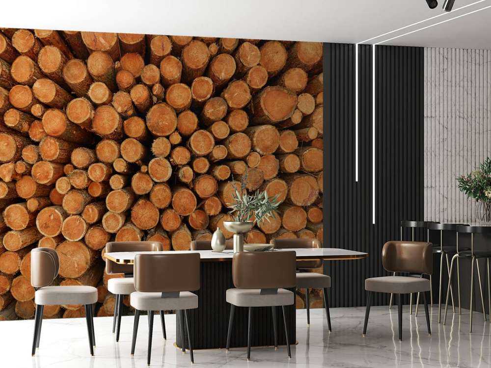 Haug med mørke trestammer