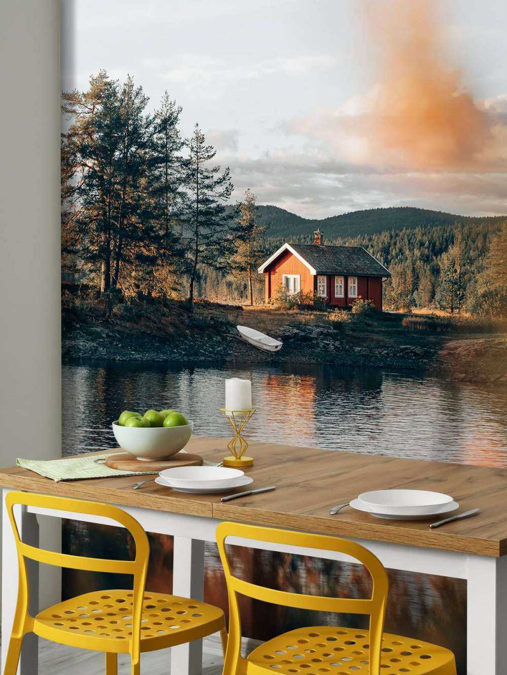 Rødt hus ved innsjøen