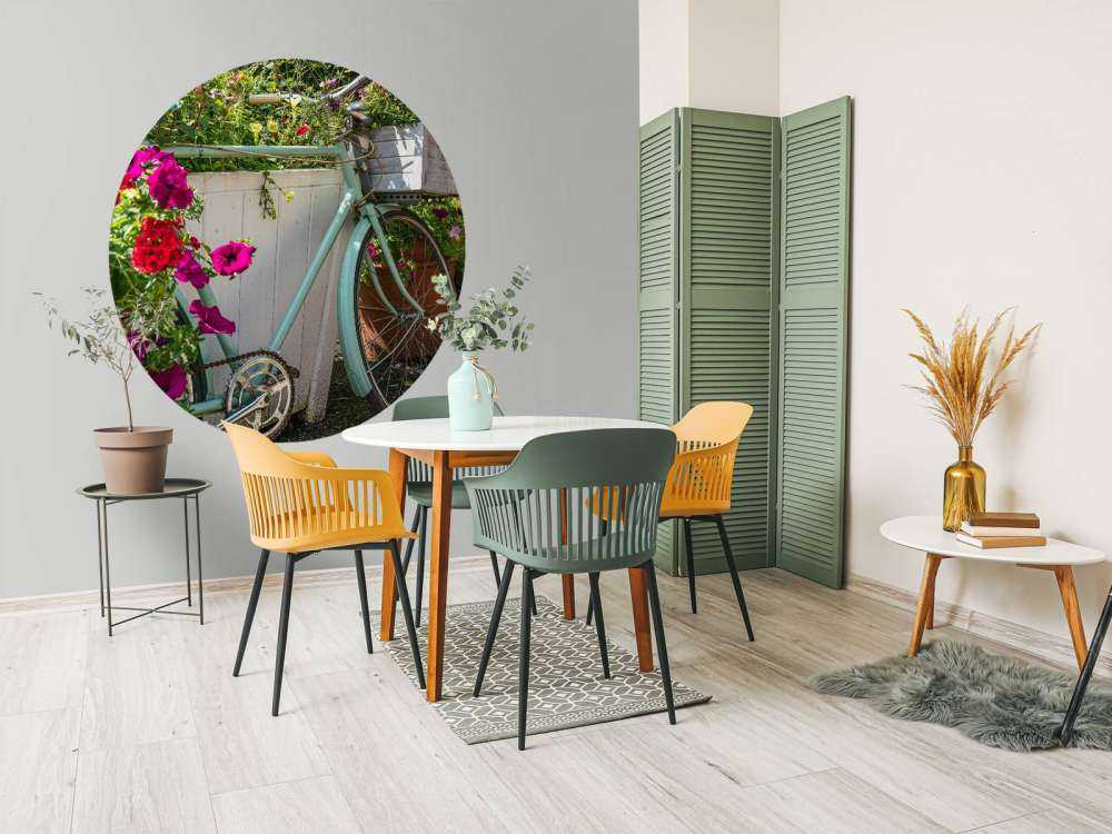 Gammel cykel med blomster