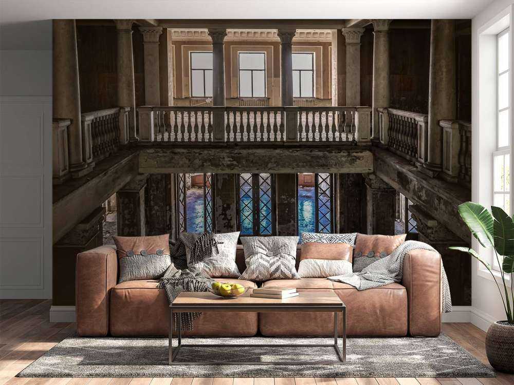 Förfallet gammalt hus på landet