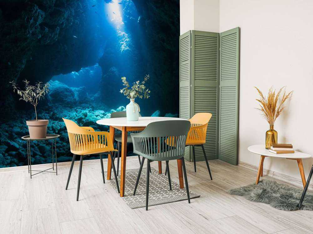 Mörk grotta i havet