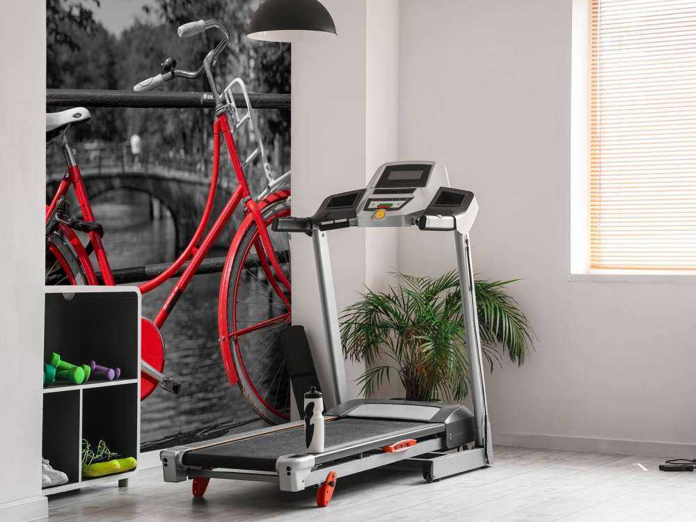 Röd cykel på brpå