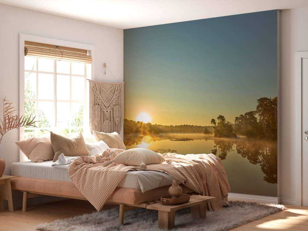 Soluppgång på skogsjön