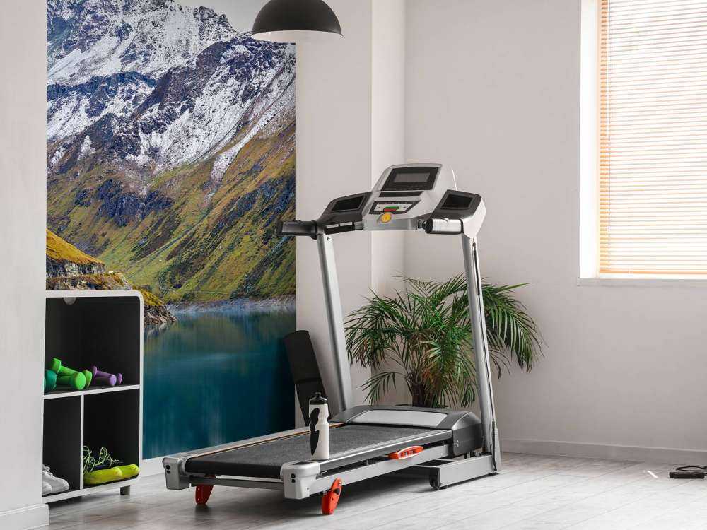 Bergstoppar med snö vid en sjö i bergen