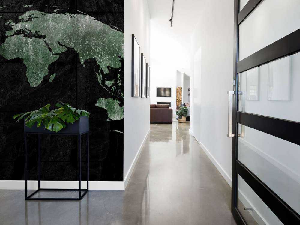 Grön världskarta på betong