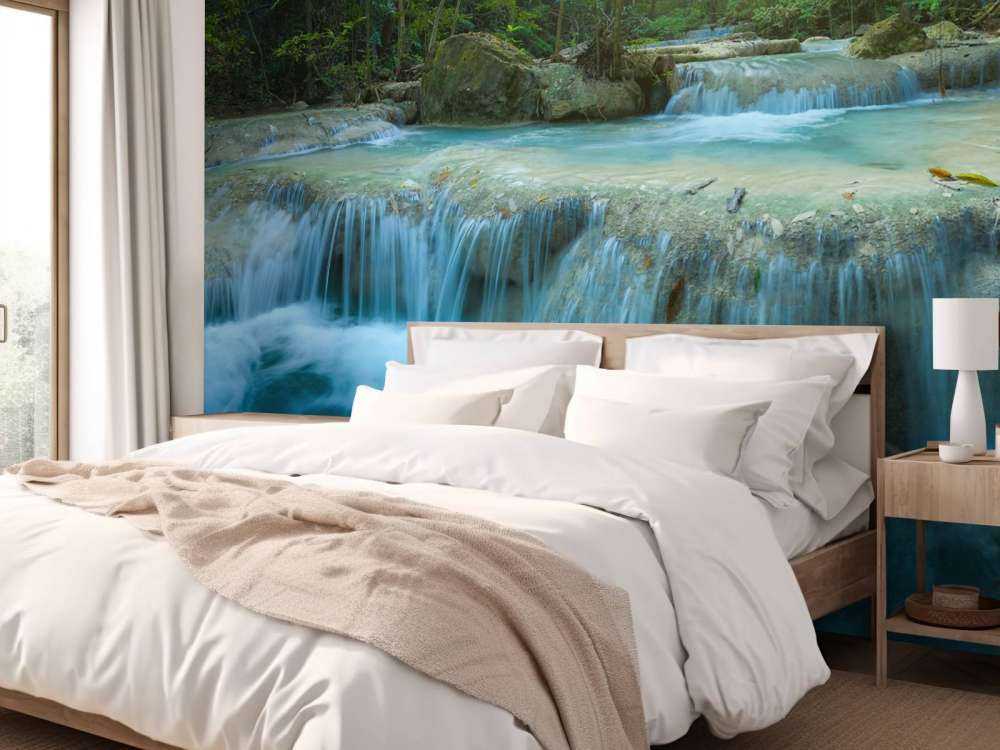 Vackert djupt vattenfall