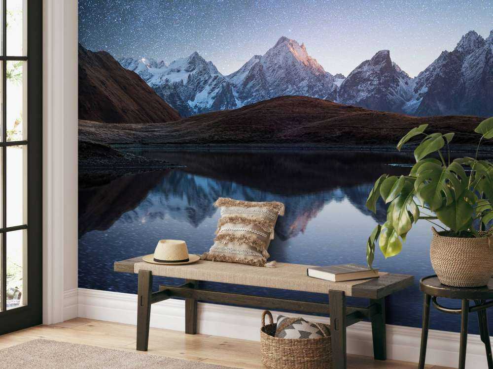 Bjerge med sne om natten