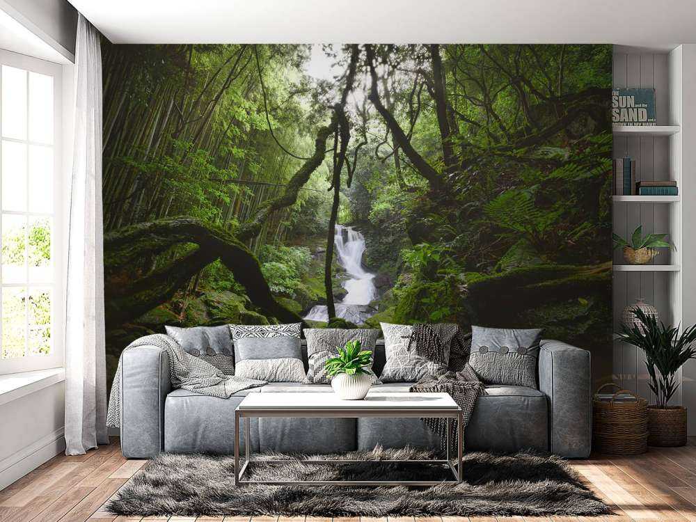 Vandfald omgivet af træer