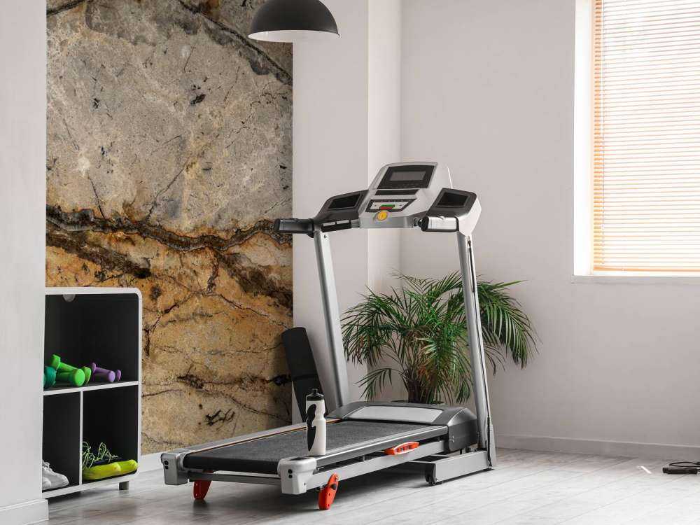 Sandfarvet marmor med riller