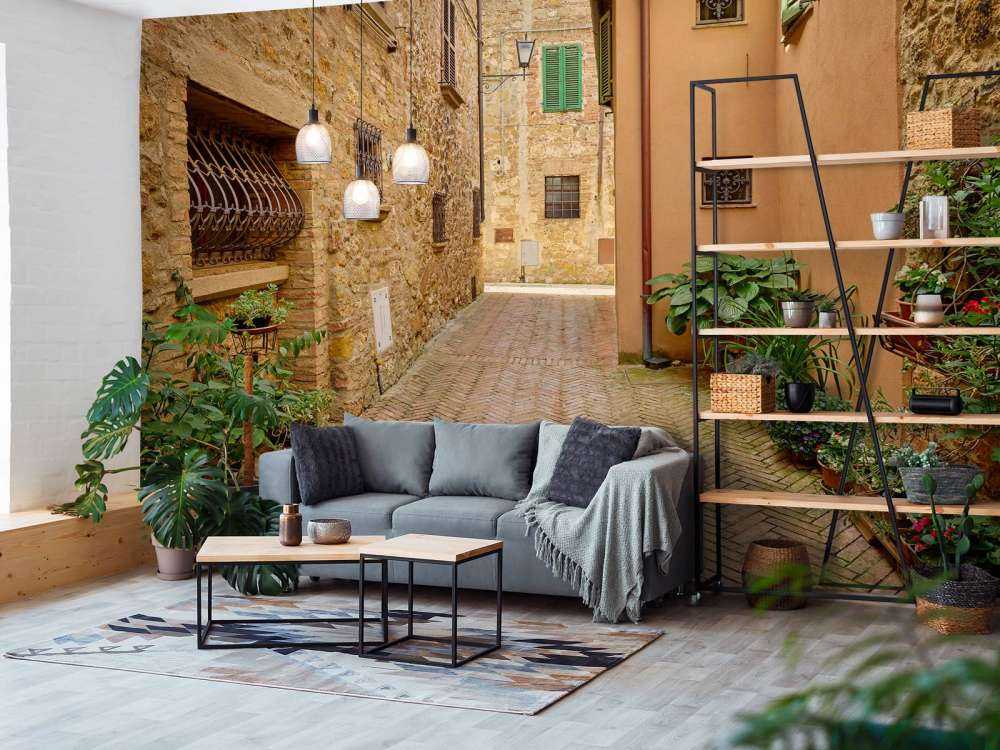 Gade med planter og blomster