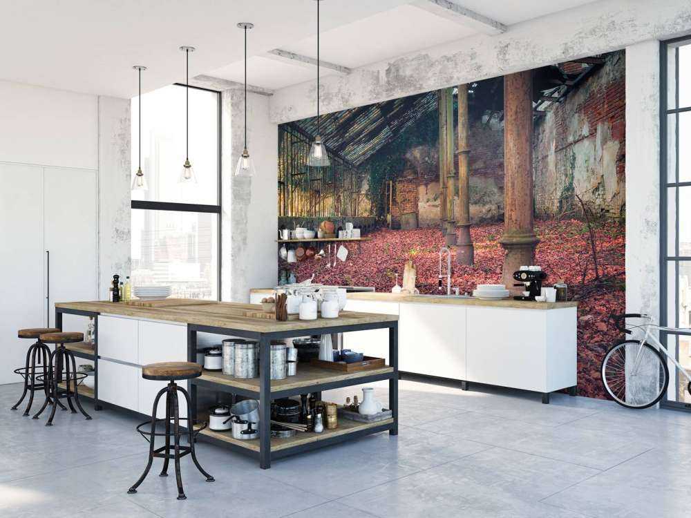 Forladt hus med blade