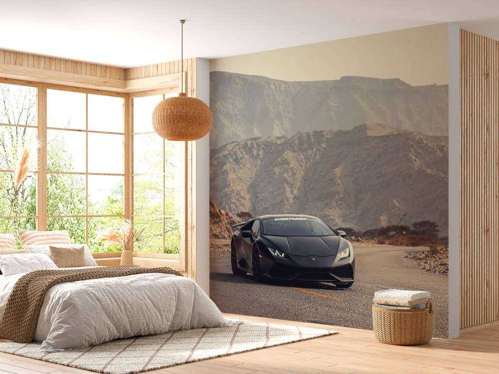 Svart superbil i ørkenen