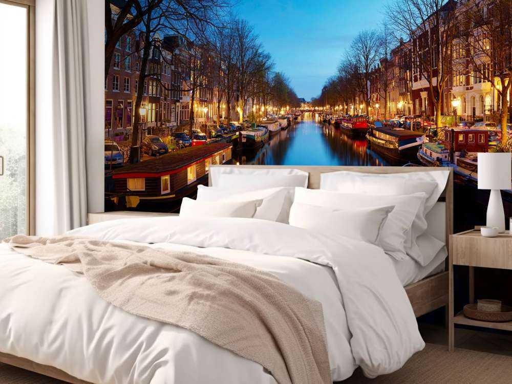 Husbåter langs den opplyste kanalen