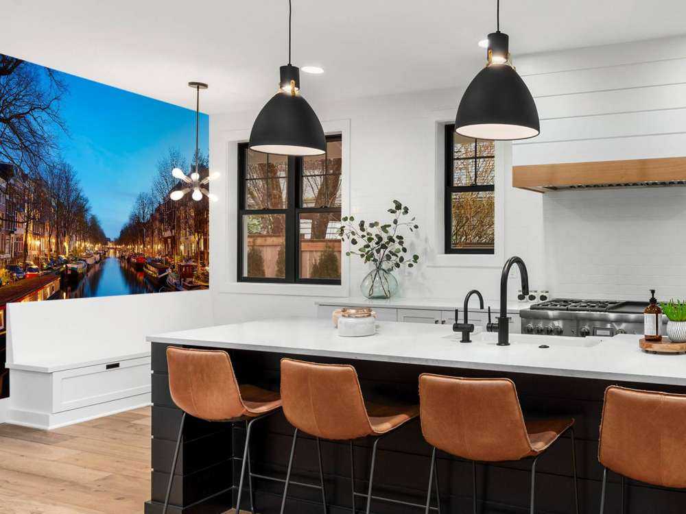 Husbåter langs den opplyste kanalen