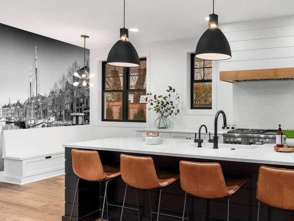 Historisch schip gelegen in de rivier de A in Groningen. In zwart wit. 