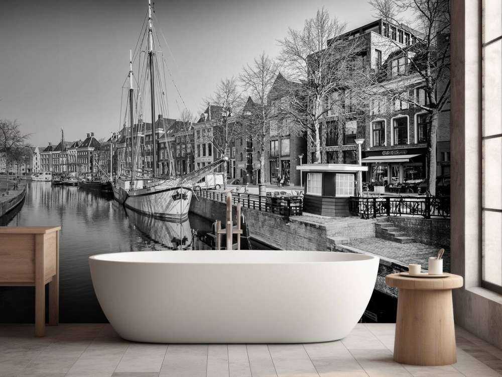 Historisch schip gelegen in de rivier de A in Groningen. In zwart wit. 