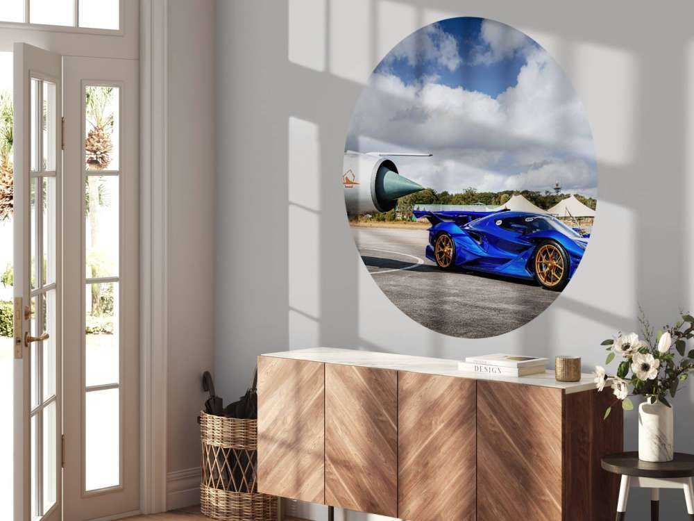 Futuristisk superbil på flygplats