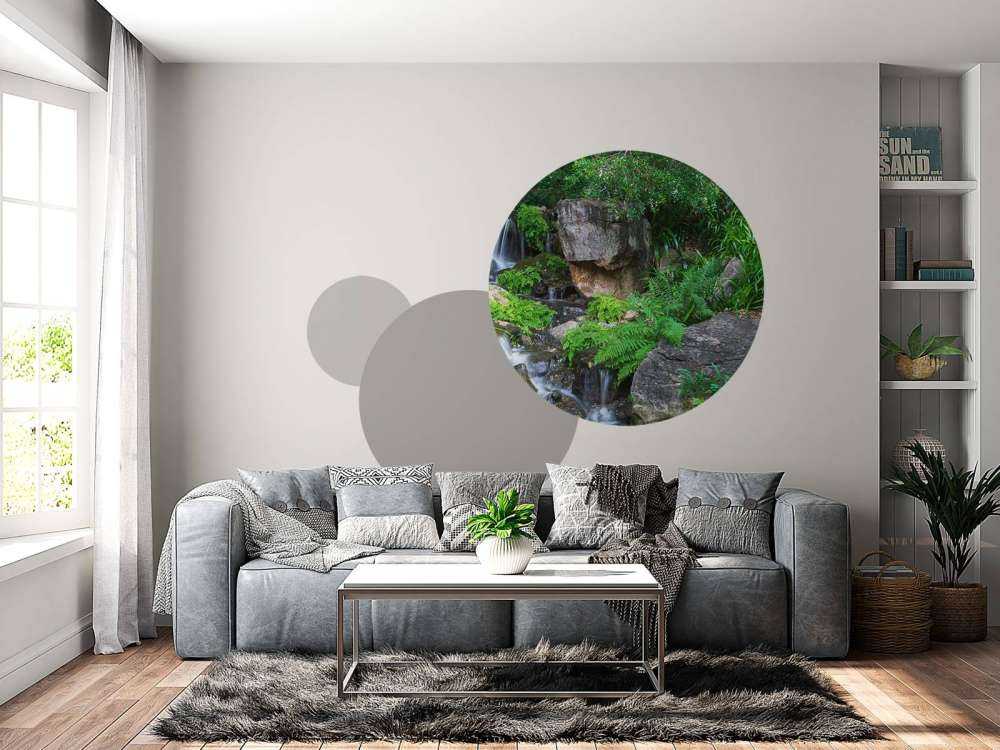 Vattenfall med tropiska växter