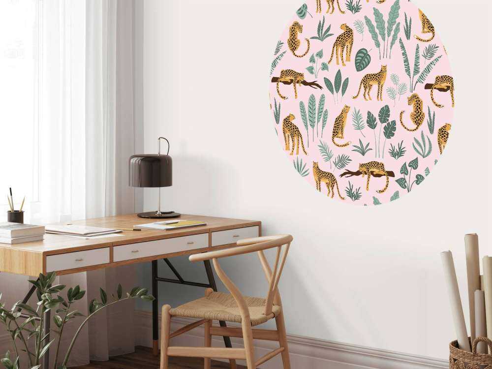 Leopardmodell på en rosa bakgrund