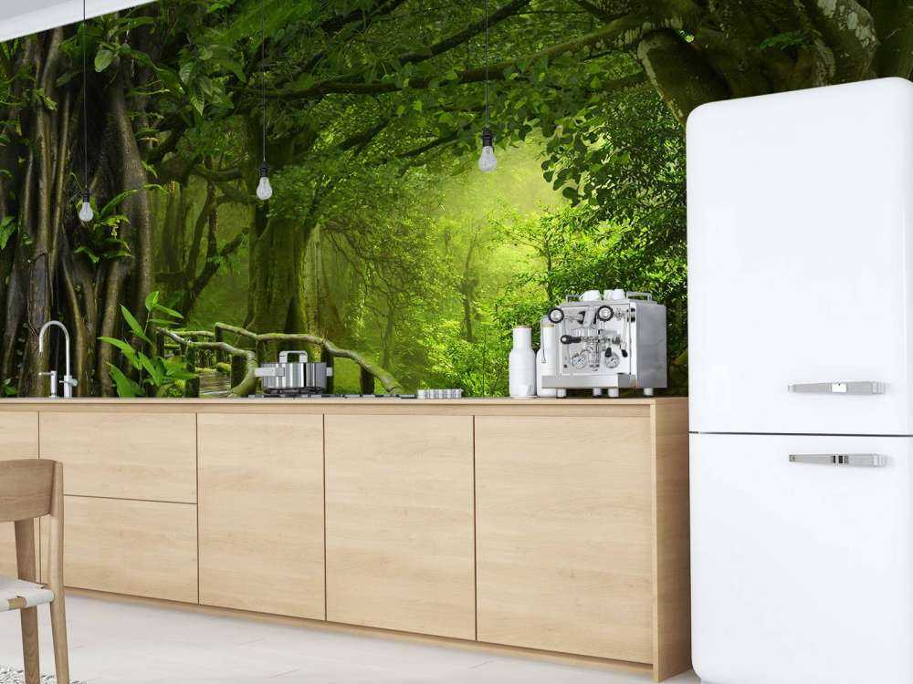 Träbro till och med en grön djungel