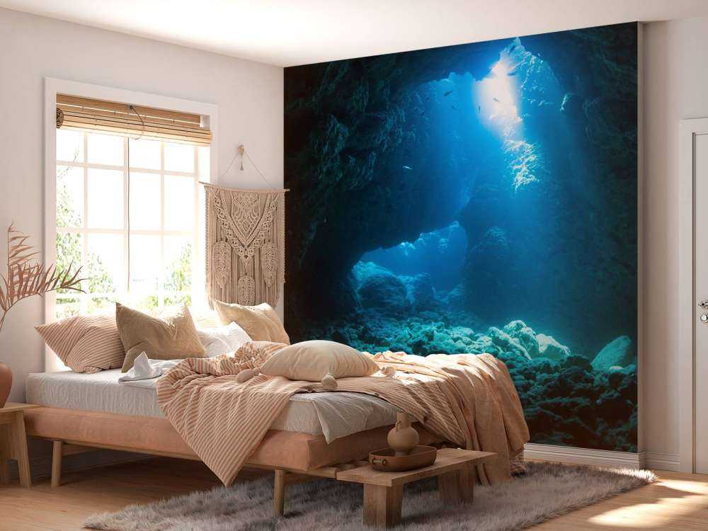 Mörk grotta i havet