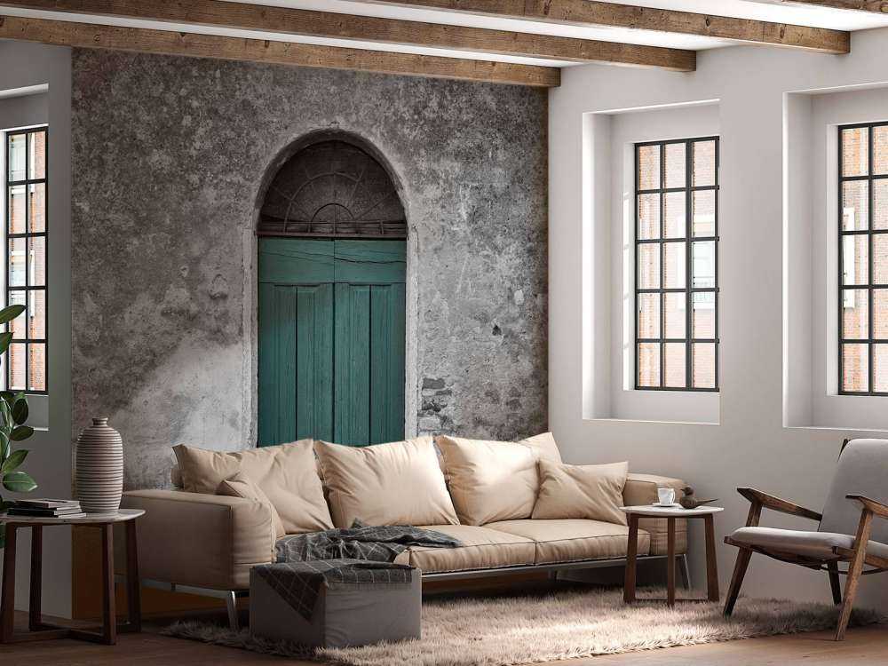 Grön dörr i gammal vägg
