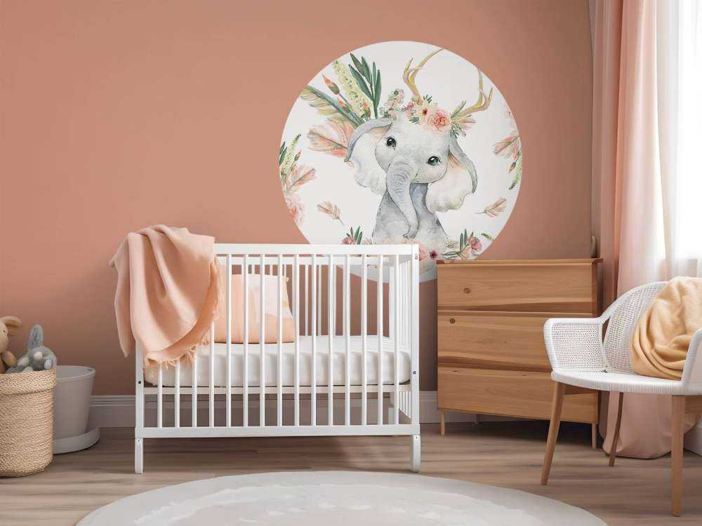 Babyelefant med lyserøde blomster