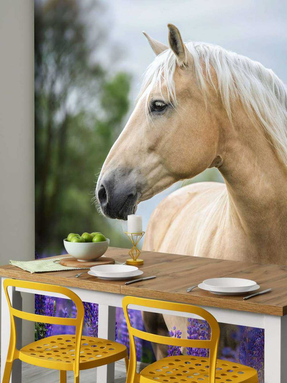 Hest blandt sommerfuglblomsterne