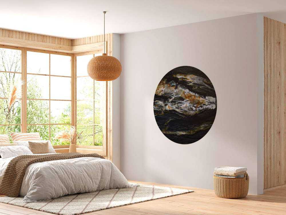 Sort marmor med relief
