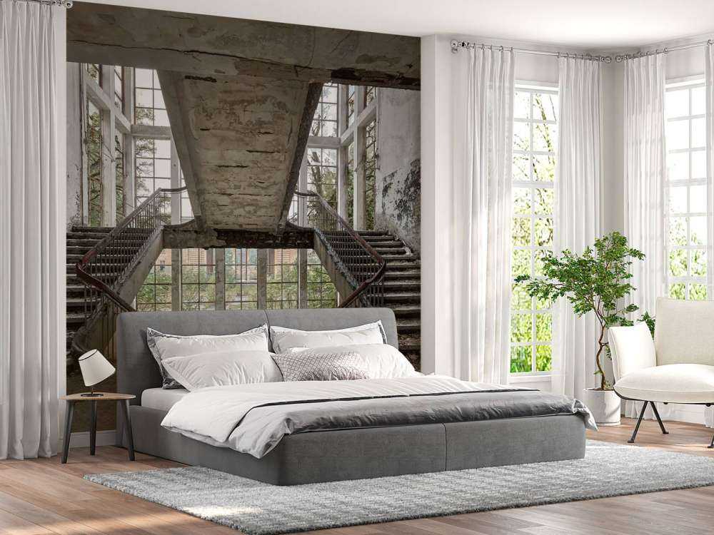 Trappeopgang i en forladt skole