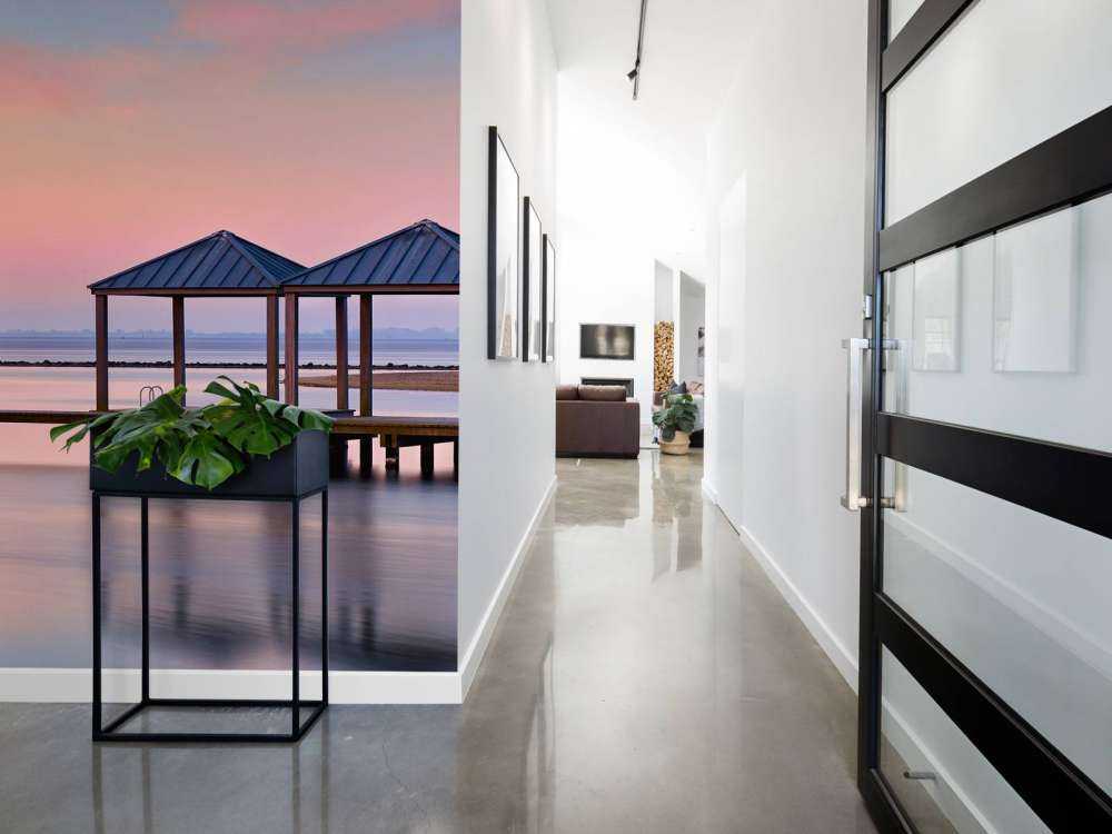 Svømning af anløbsbro ved solopgang