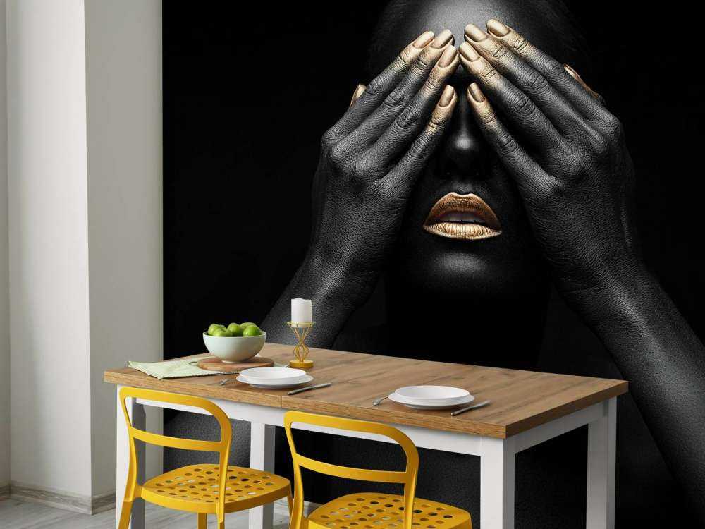 Kvinne med hendene foran øynene