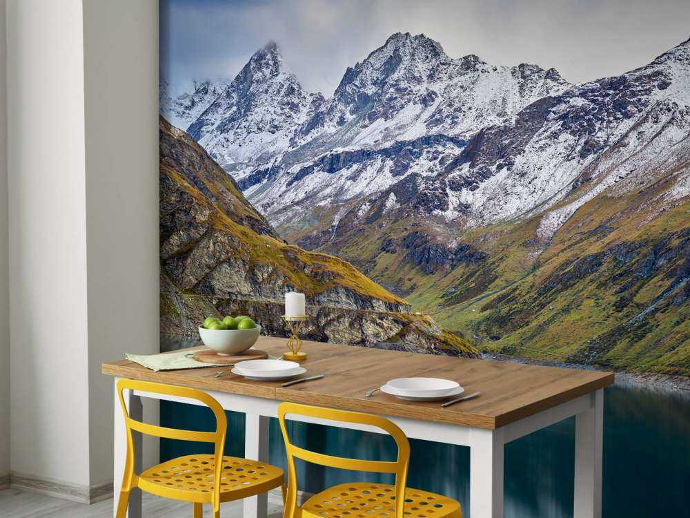 Fjelltopper med snø ved fjellvann