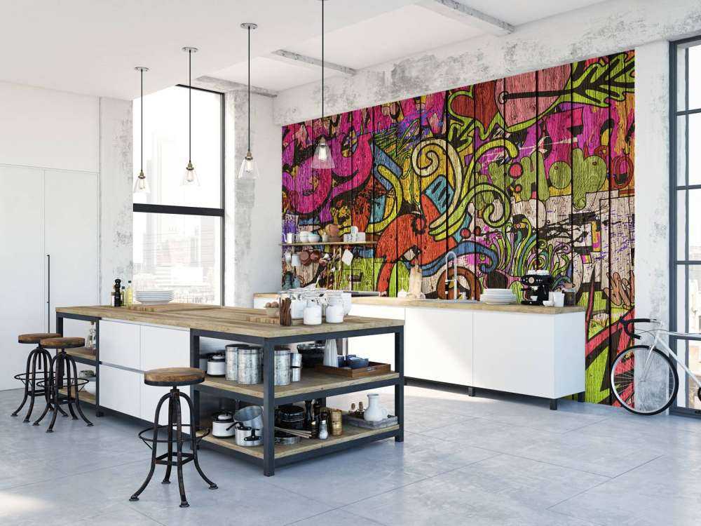 Gategrafitti på gammelt tre