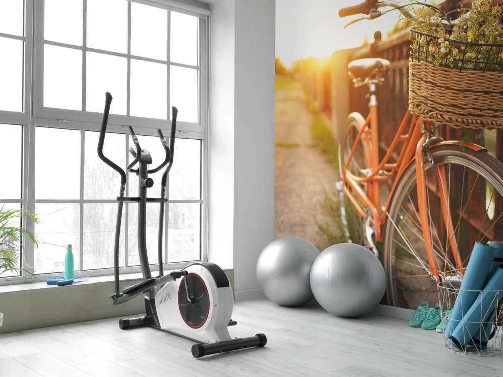 Rød sykkel med kurv