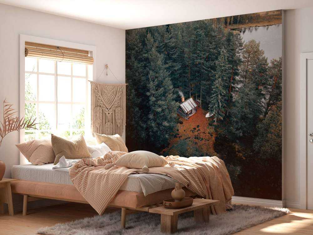 Hytte omgitt av skog og innsjøer