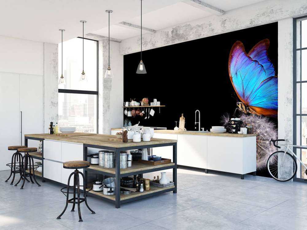 Blå sommerfugl på en løvetann