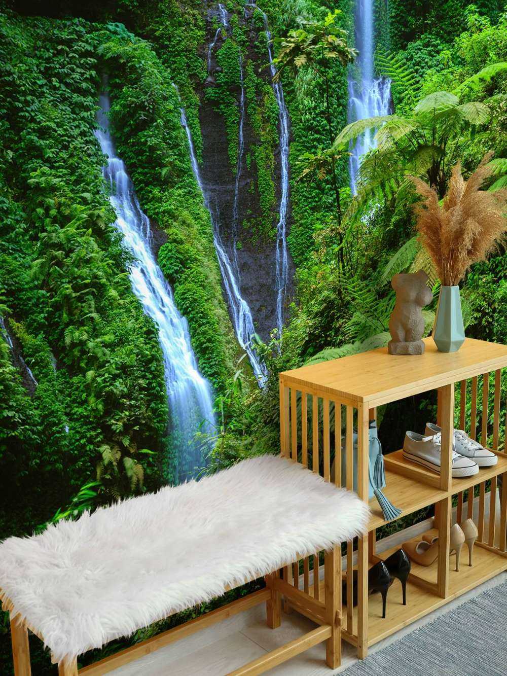 Grønn jungel og fossefall