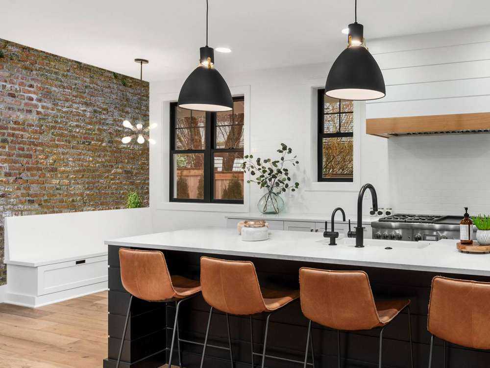 Gammel steinmur med planter