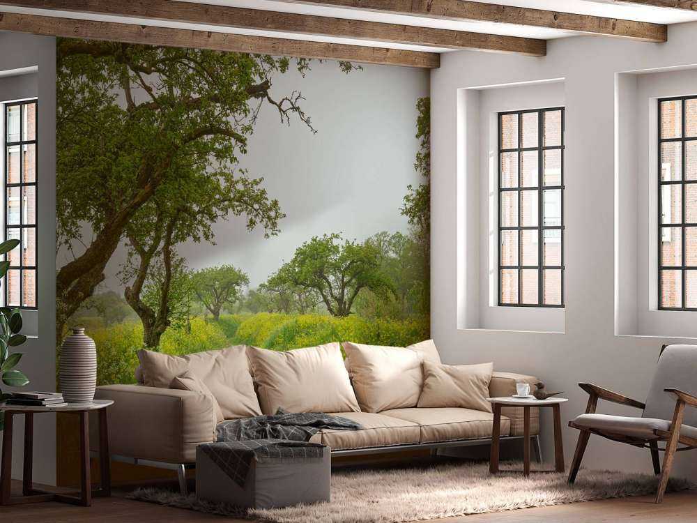 Stigen mellan kullar med gula blommor