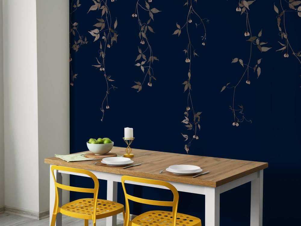 Klematis kvistar på midnattsblått