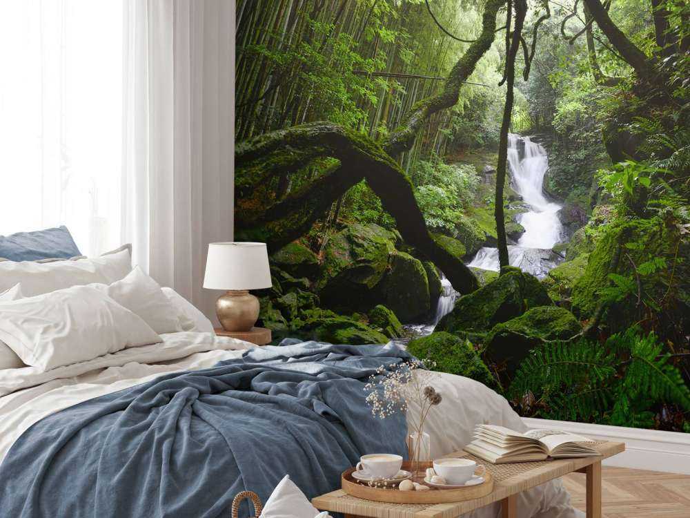 Vattenfall omgivet av träd