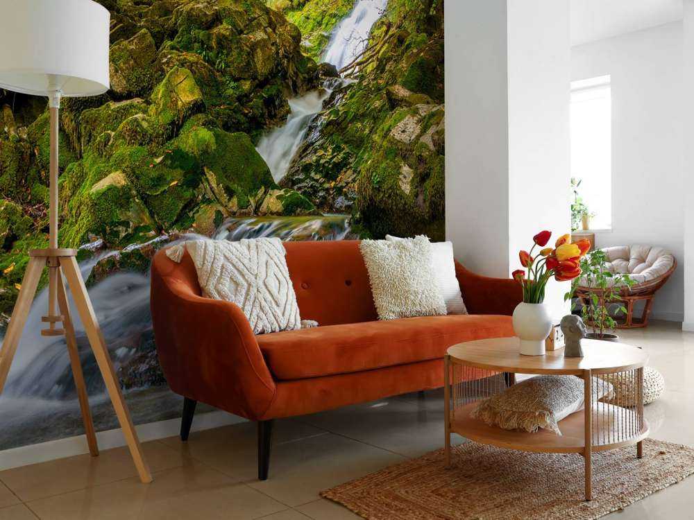 Vattenfall mitt i skogen