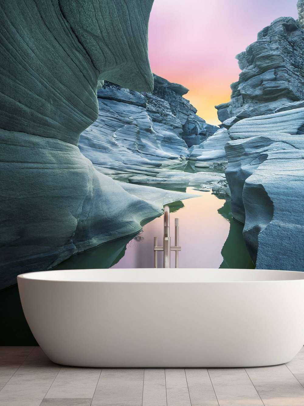 Grotta med färgad himmel