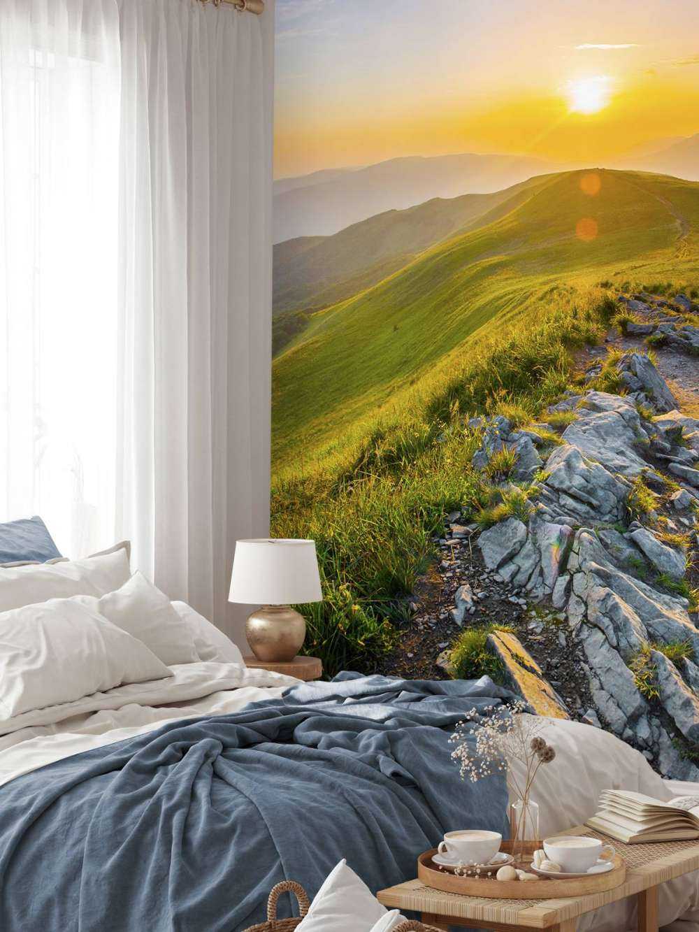 Solnedgång i ett bergigt landskap