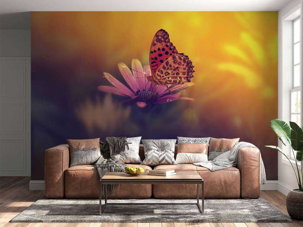 Röd fjäril på blomman